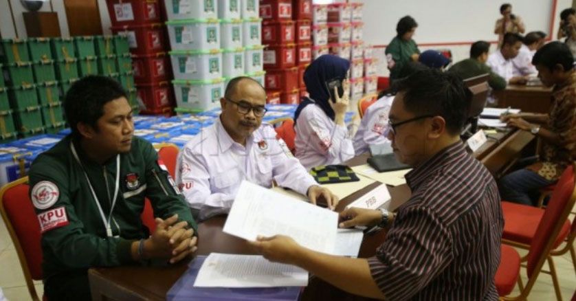 Hari Pertama, 73 Pasangan Calon Kepala Daerah Mendaftar ke KPU