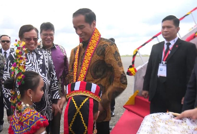 Tiba di Malaysia, Jokowi Dikalungi Manik Tradisional