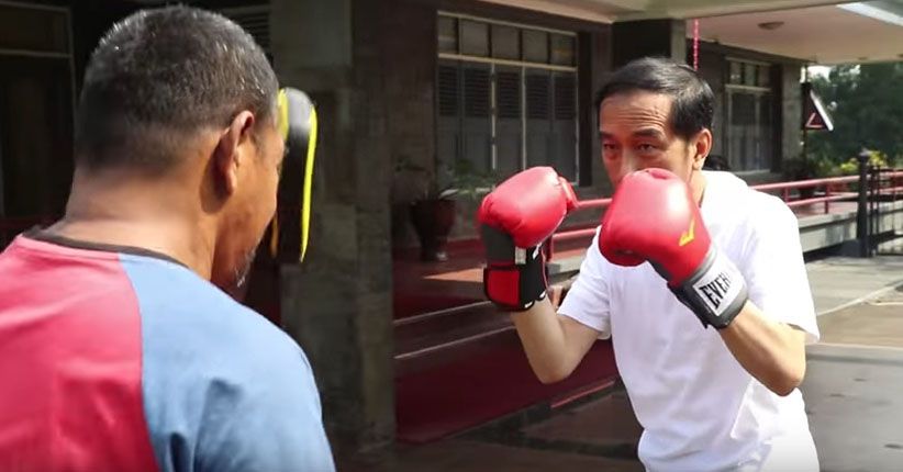 Presiden Jokowi Nge-Vlog Latihan Tinju, Begini Aksinya 