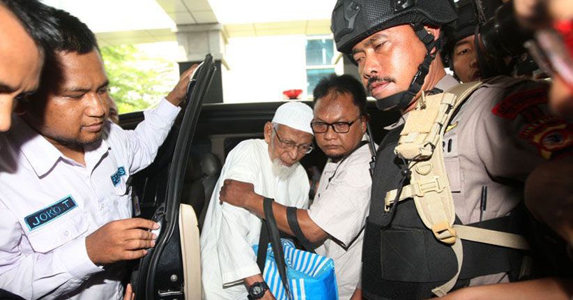 Dikawal Ketat Densus 88, Abu Bakar Ba'asyir Dibawa ke RSCM
