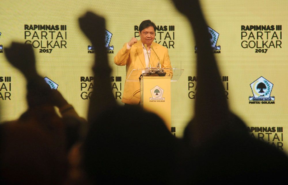 Jokowi Diuntungkan jika Airlangga Hartarto Berinisiatif Mundur  Â 