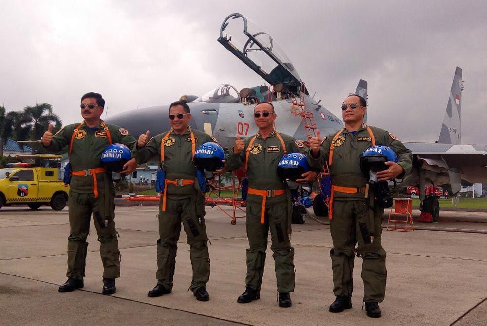 Kapolri, KSAD dan KSAL Terima Brevet TNI AU