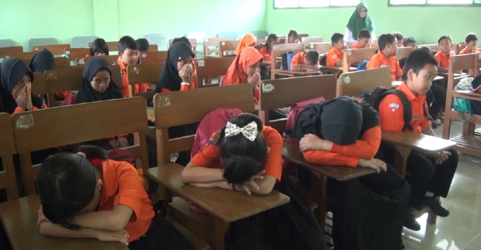 Isak Tangis Wali Murid Warnai Pemindahan Siswa SD I Kranggan ke STIT