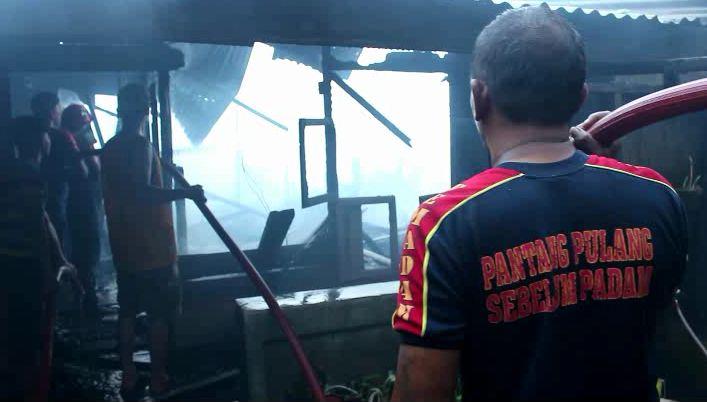 Pemilik Rumah Pingsan Lihat Rumah Hangus Dilalap Api