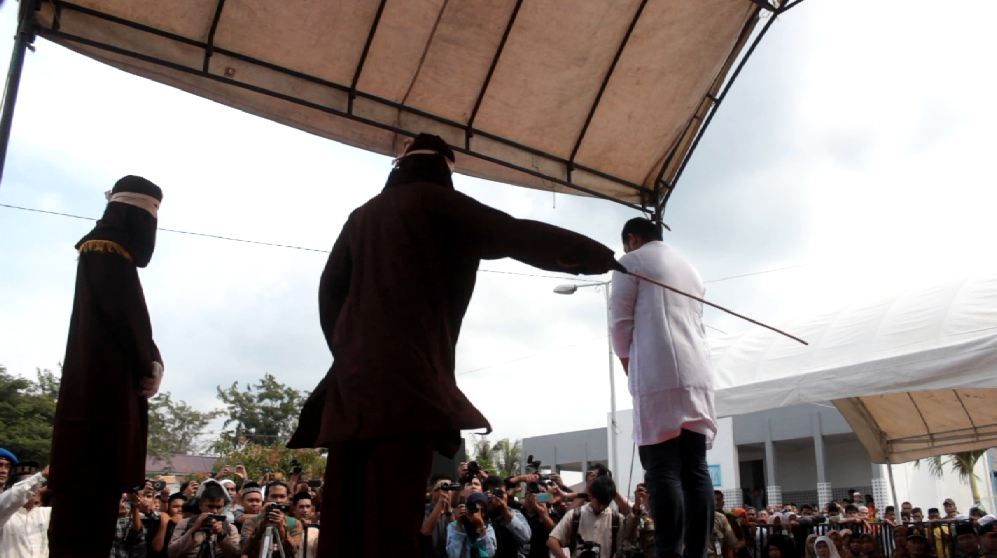 Mucikari di Aceh Ini Sujud Syukur Usai Jalani Hukuman Cambuk