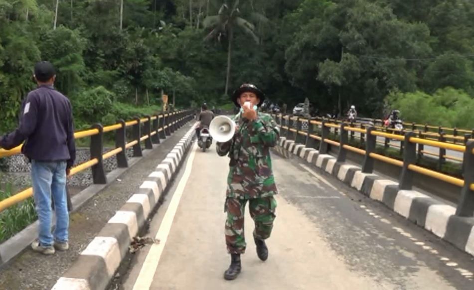 Lahar Dingin Gunung Agung Jadi Tontonan Warga