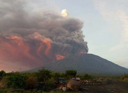 Humas BNPB : Warna Kuning Kemerahan di Gunung Agung Bukan Lava Pijar