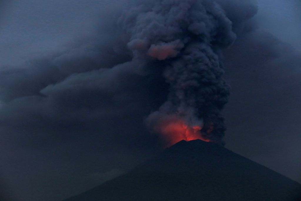 Gunung Agung Kembali Lontarkan Lava Pijar