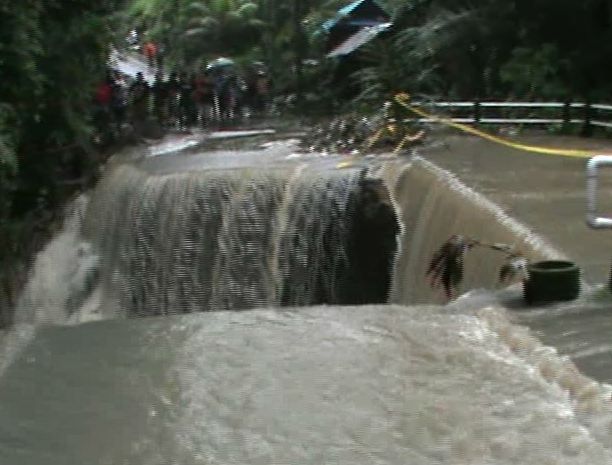 Hujan Deras Membuat Jalan Penghubung ke Tiga Desa di TabananTerputus