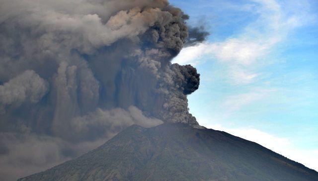 Erupsi Gunung Agung, Bandara Lombok Ditutup