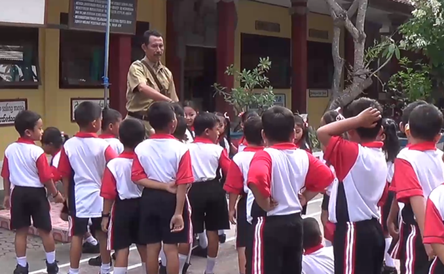 Setelah Liburan Hari Raya, Siswa Pengungsi Kembali ke Sekolah Asal