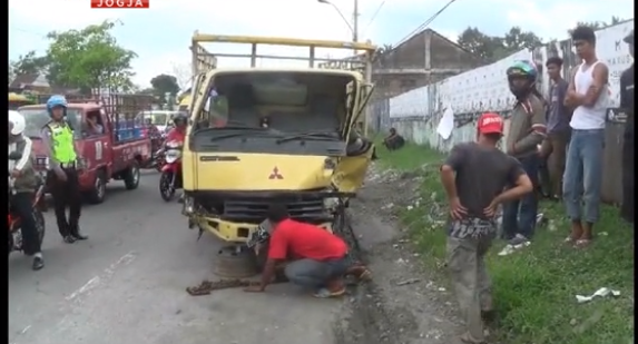 Hindari Sepeda Motor, Truk Terguling Macetkan Jalur Yogya-Magelang