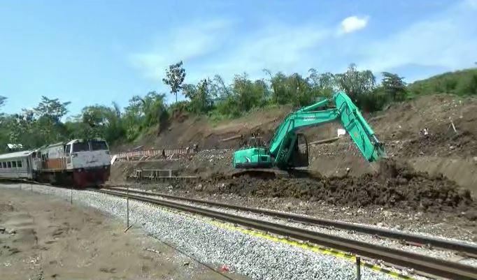Tebing 20 Meter Pinggir Rel di Purwakarta Sepanjang 325 Meter Longsor