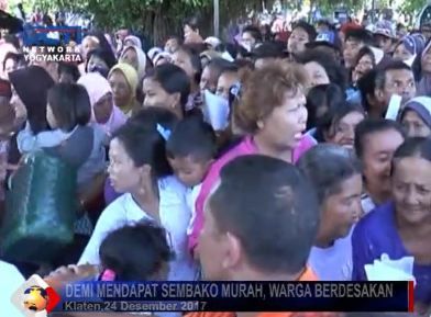 Ikut Antre Pasar Murah di Klaten, Puluhan Balita Terjepit 