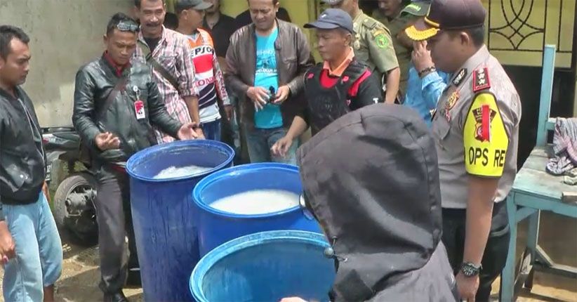 Polres Bandung dan Warga Gerebek 2 Kios Miras Oplosan di Cicalengka