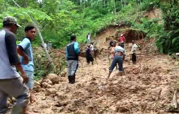 Akibat Hujan Deras, Tebing Setinggi 20 Meter di Garut Longsor