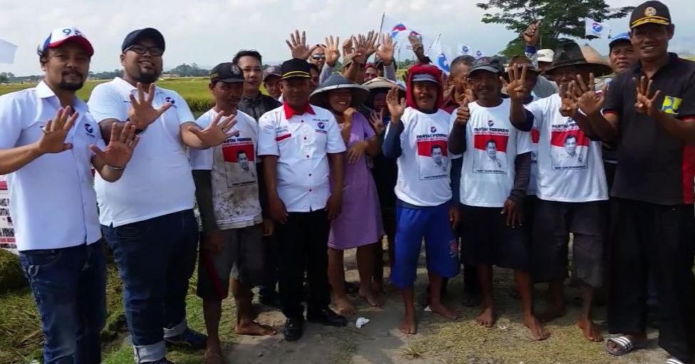 Perindo Berikan Bantuan Alat Perontok Padi bagi Petani di Cirebon
