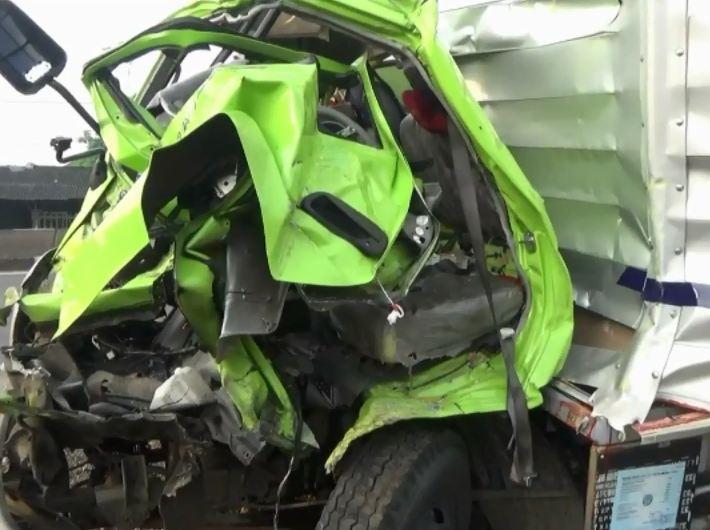 Mobil Boks Tabrak Truk di Pantura, Dua Tewas dan Satu Luka Berat