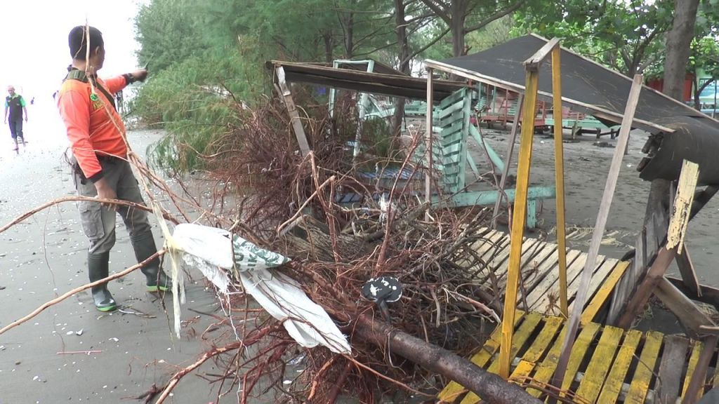 Kawasan Wisata Pantai Ngebum di Kendal Rusak Dihantam Ombak
