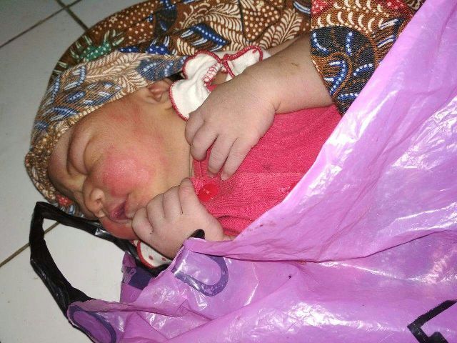 Warga Tegal Digegerkan Bayi Cantik yang Dibuang di Musala