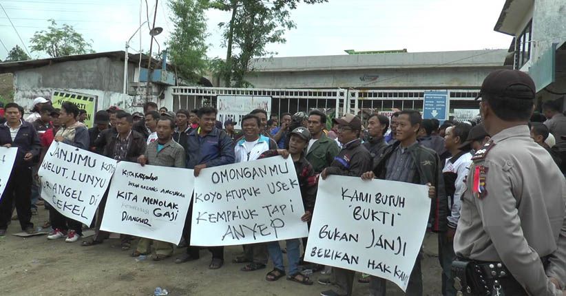 Dirumahkan, Ratusan Buruh PT Tossa Blokade Pabrik Tuntut Kompensasi 