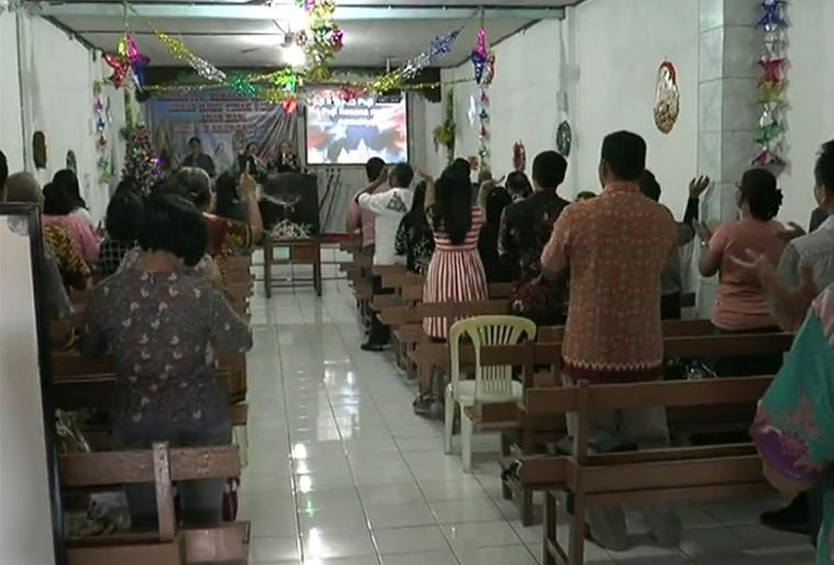 Di Desa Ini, Warga Rayakan Natal Diapit Masjid dan Klenteng