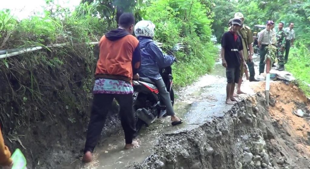 Jalan Antardusun Longsor, Aktivitas Warga di Rembang Terganggu