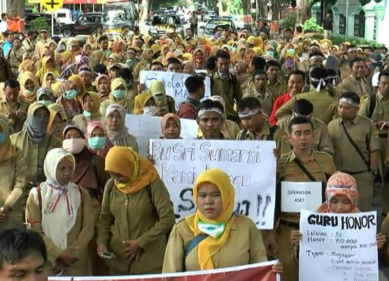Demo Guru Honorer di Grobogan Diwarnai Isak Tangis