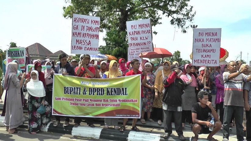 Ratusan Pedagang Pasar Pagi Geruduk Kantor Bupati Kendal