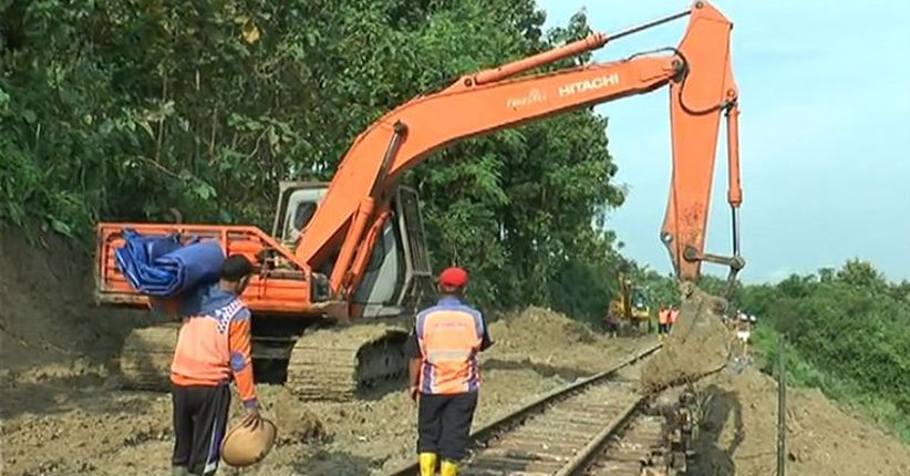 Lintasan Kereta Api Longsor di Grogoban, Seluruh Jadwal Dialihkan