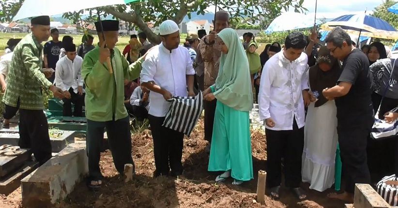 Duka Iringi Pemakaman Guru PAUD Korban Tank Tenggelam di Purworejo
