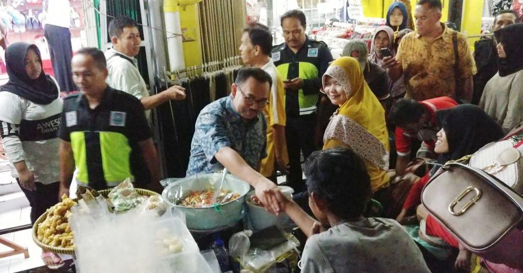 Perkuat Pasar Tradisional, Pak Dirman Blusukan ke Pasar Pagi Tegal 