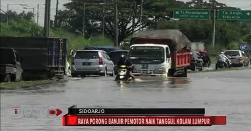 Jalan Raya Porong Banjir, Pengguna Motor Manfaatkan Tanggul Lumpur