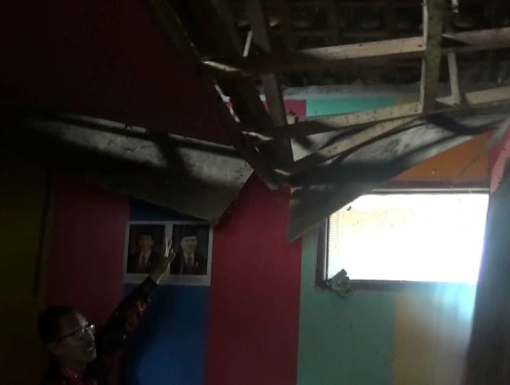 Bangunan Gedung Sekoah Nyaris Ambruk, Keselamatan Siswa Terancam