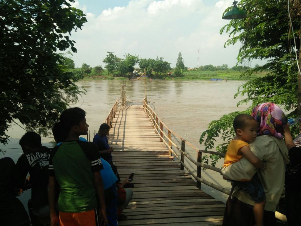 Aliran Sungai Brantas Putuskan Jembatan Antardesa
