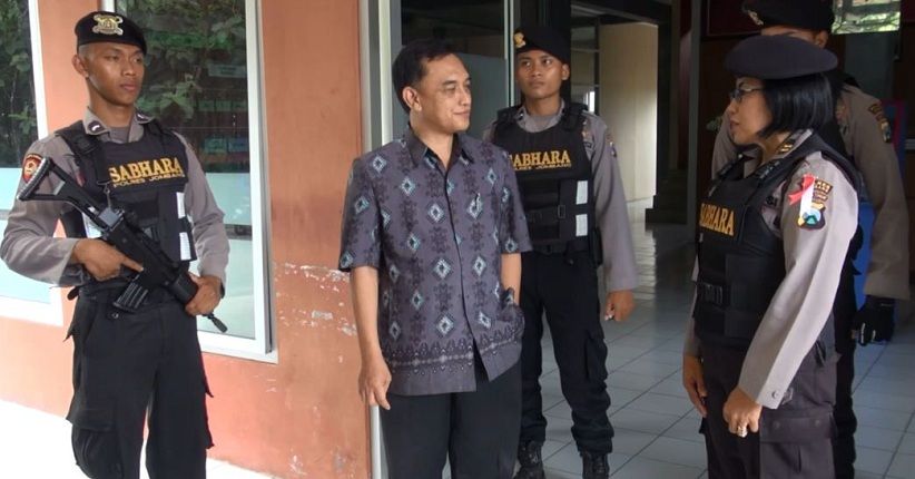 Antisipasi Penyerangan, Polisi Bersenjata Jaga Ponpes di Jombang