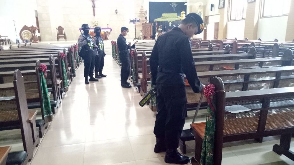 Tim Gegana Sisir Lima Gereja Sasaran Bom 2000 di Mojokerto