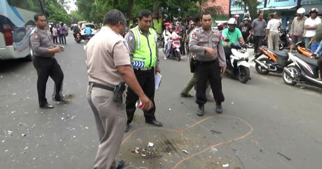 Ngebut dan Hilang Kendali, Pemotor Tewas Tertabrak Bus di Probolinggo