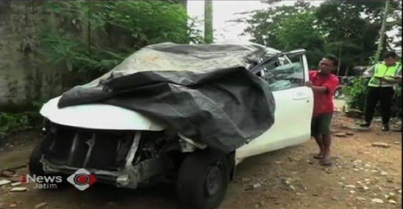 Tabrak Tiang Listrik di Pacitan, Mobil Avanza Rusak Parah