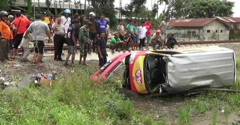 Minibus Rusak Parah Ditabrak KA Penataran, Sopir Selamat