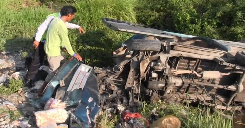 Tabrak Kereta Api, Minibus Hancur Parah namun Sang Sopir Selamat