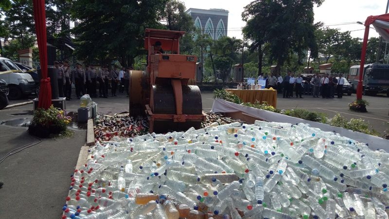 Polda Jatim Musnahkan 6.565 Botol Miras Hasil Operasi Cipta Kondisi