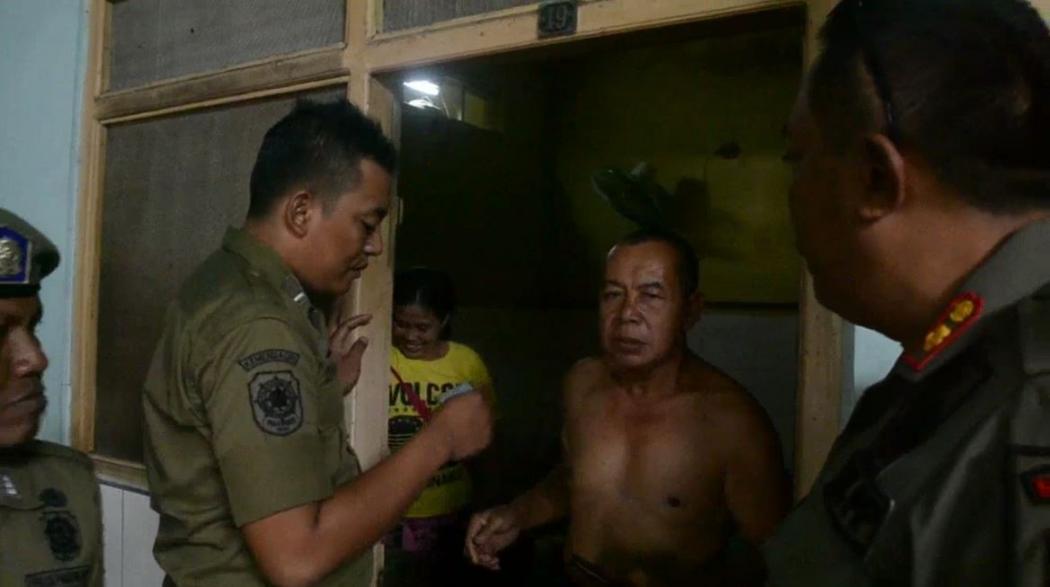 Kakek di Bojonegoro Selingkuh dengan Tante, Kena Gerebek Satpol PP
