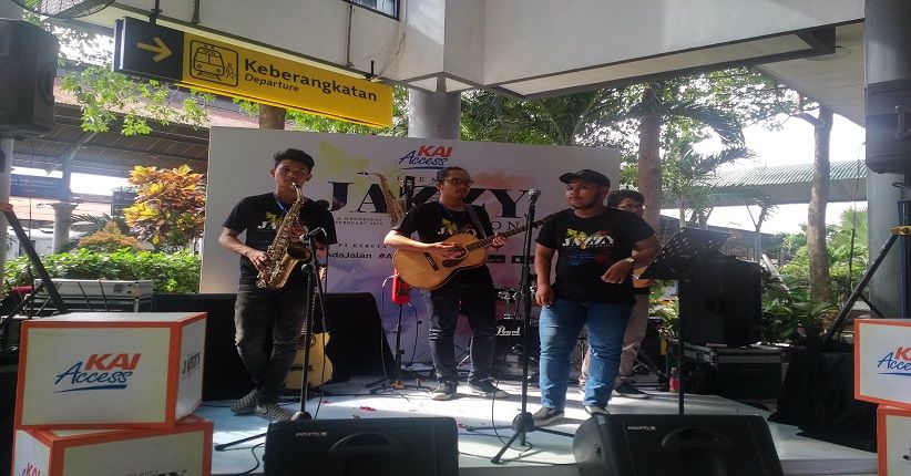 Sepanjang Februari, Daops 8 Sajikan Pertunjukan Jazz di Stasiun Gubeng