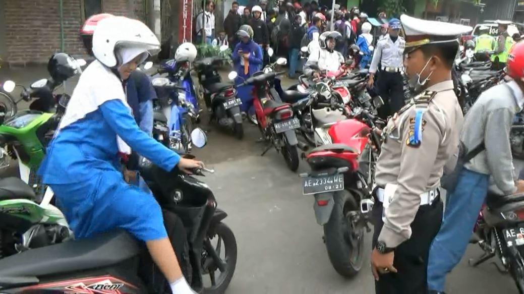 Tolak Ditilang Polisi, Pasutri di Gorontalo Marah dan Banting Motor