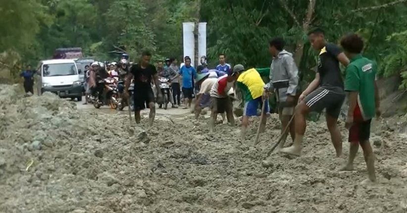 Tebing Longsor, Jalur Pacitan Putus Total