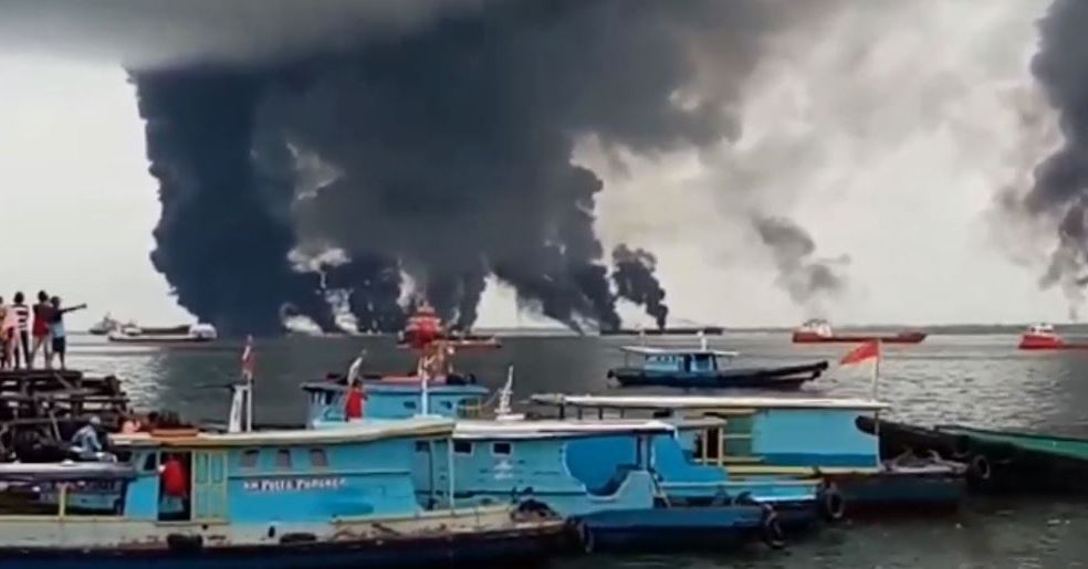 Hanya Butuh Sejam, Pertamina Atasi Kebakaran Hebat di Teluk Balikpapan