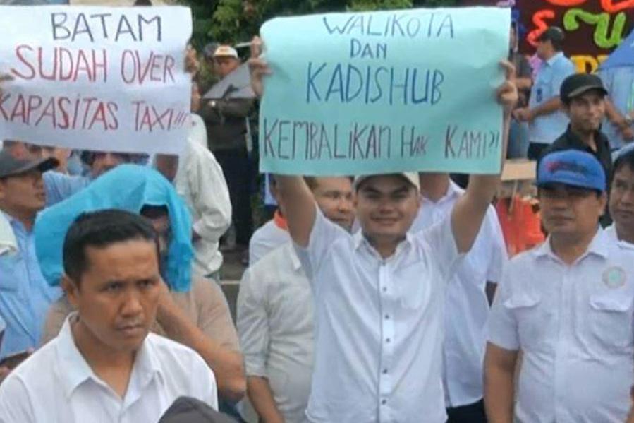 Ratusan Sopir Taksi Konvensional di Batam Demo