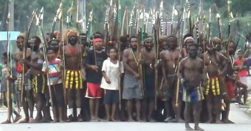 2 Suku Papua di Distrik Kwamki Perang Adat Pakai Busur dan Tombak