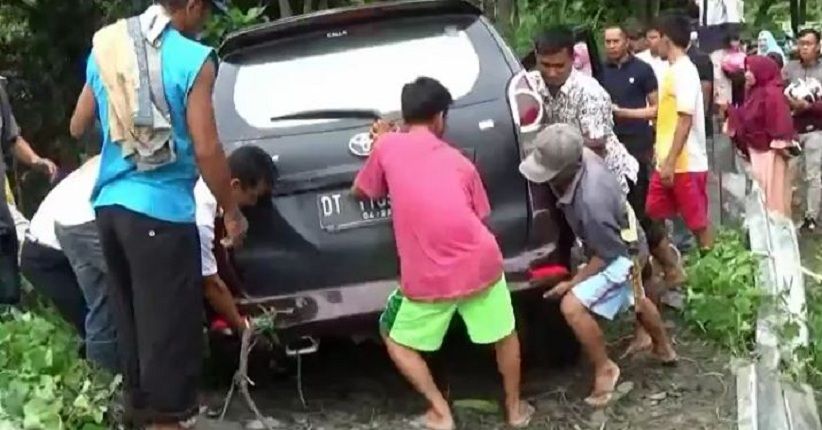 Mobil Masuk Sungai di Jalan Lintas Sumatera, Seluruh Penumpang Selamat